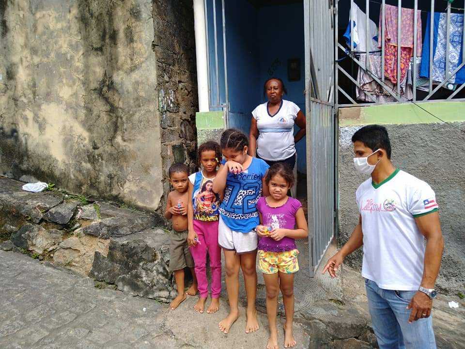 Camacã: Unidade de Saúde Luís Castro II antecipa a Páscoa distribuindo chocolates para as crianças